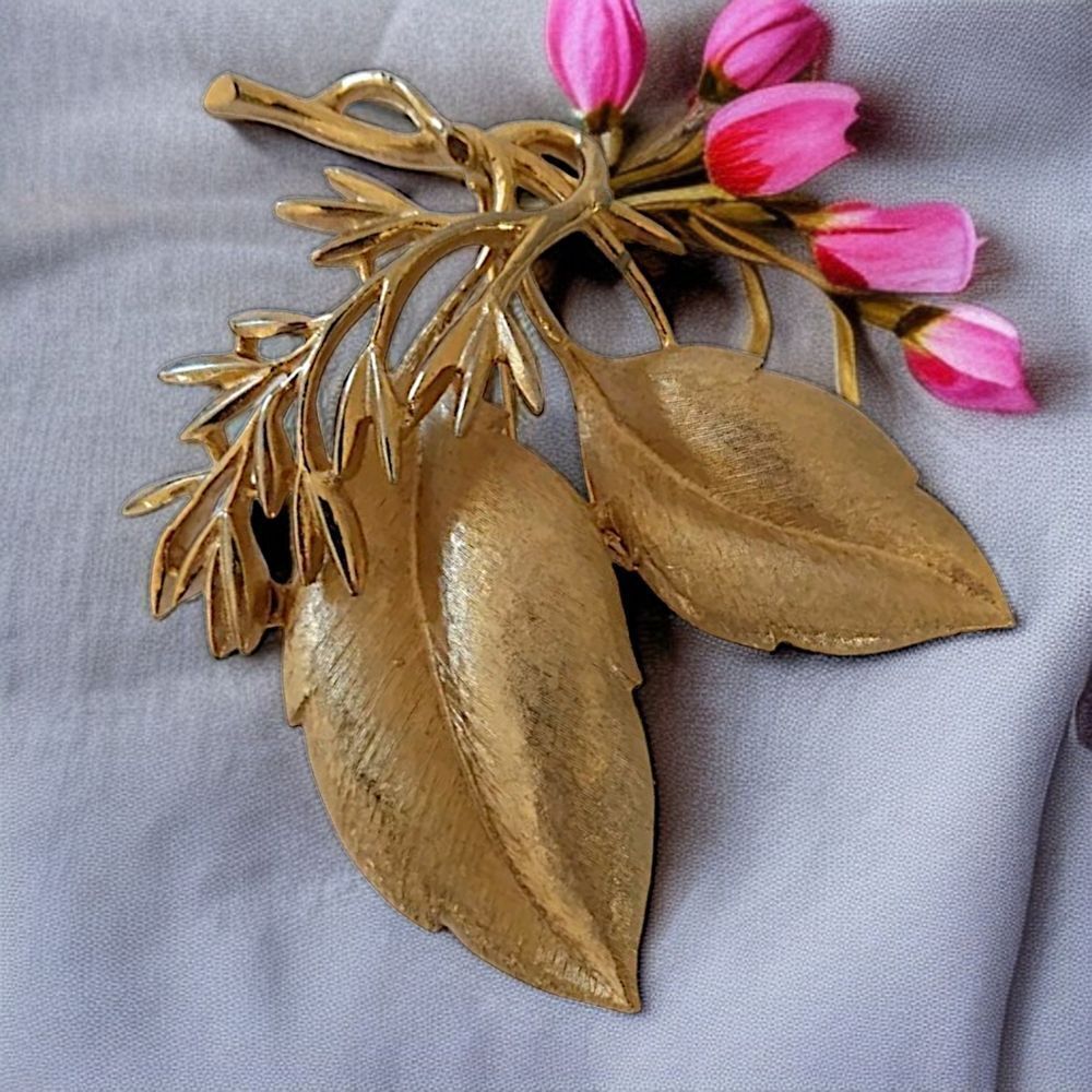 Sarah Coventry Leaf Brooch Branch Pin Sea Whispers Gold Tone Baroque Rococo 60s.